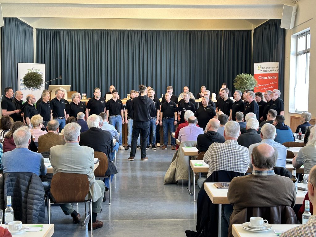 Der MGV Nentershausen singt beim Verbandstag des Chorverbands Westerwald im März 2025 in der Veranstaltungshalle, vereint in voller Konzentration und Stimmung.